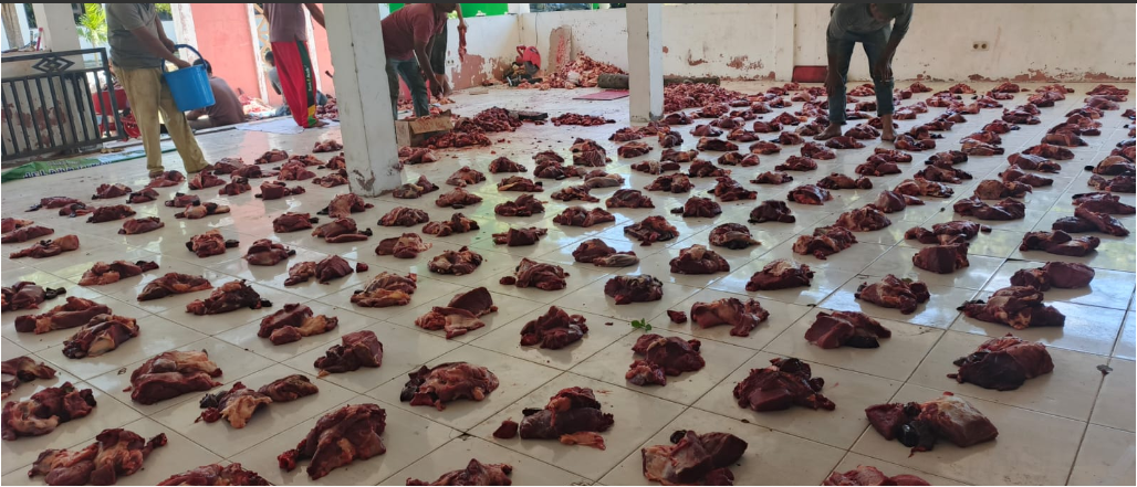 FTK UIN Ar-Raniry Salurkan 220 Paket Daging Qurban untuk Karyawan
